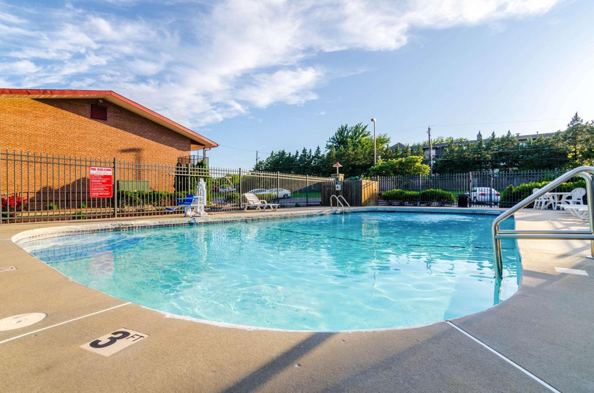 Econo Lodge Inn & Suites I-35 At Shawnee Mission Overland Park Exterior foto